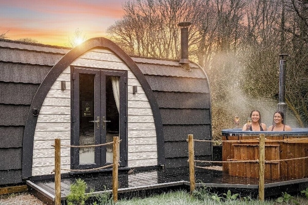 Cabin (Ayr with Hot Tub) | Individually decorated, individually furnished, soundproofing