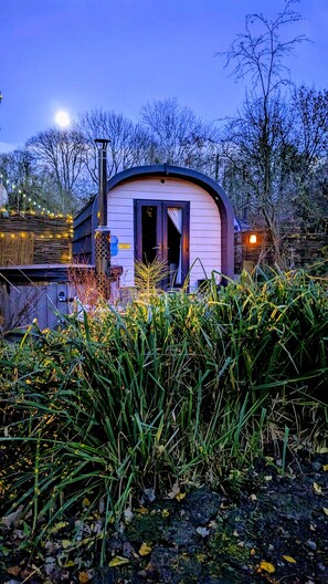 Individually decorated, individually furnished, soundproofing - Emlyn's Coppice - Woodland Glamping (Holywell)