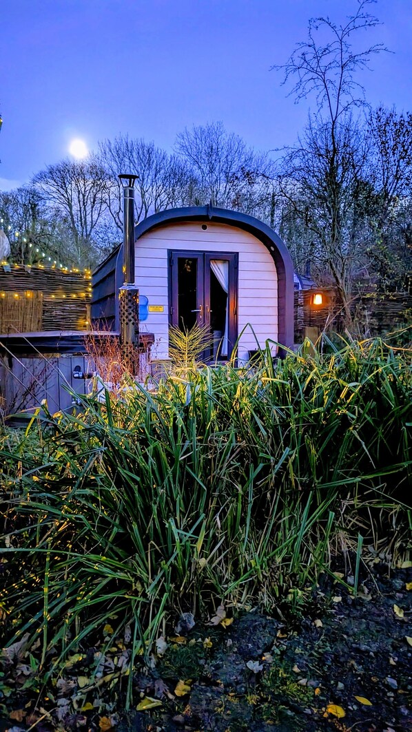 Individually decorated, individually furnished, soundproofing - Emlyn's Coppice - Woodland Glamping (Holywell)