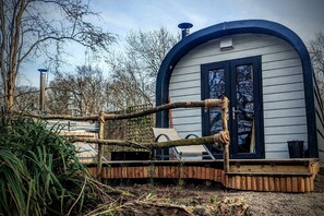 Individually decorated, individually furnished, soundproofing - Emlyn's Coppice - Woodland Glamping (Holywell)