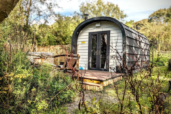 Cabin (Offa with Hot Tub) | Individually decorated, individually furnished, soundproofing