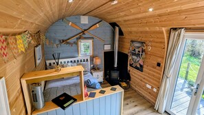 Kabin (Ayr with Hot Tub) | Didekorasi berbeda-beda dan dilengkapi dengan perabotan berbeda-beda
