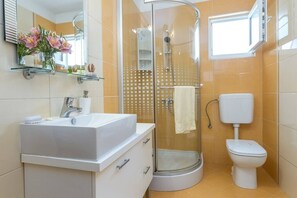 Dusj, hårføner og håndklær