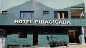 A building with the sign "HOTEL PIRACICABA" indicating it is a hotel. - Hotel Piracicaba (Aparecida)