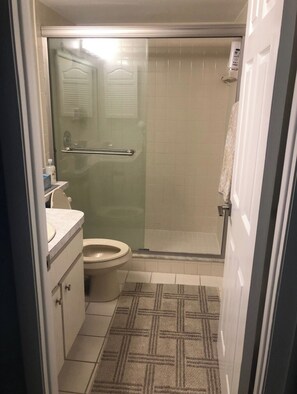 Suihkun ja ammeen yhdistelmä, pyyhkeet