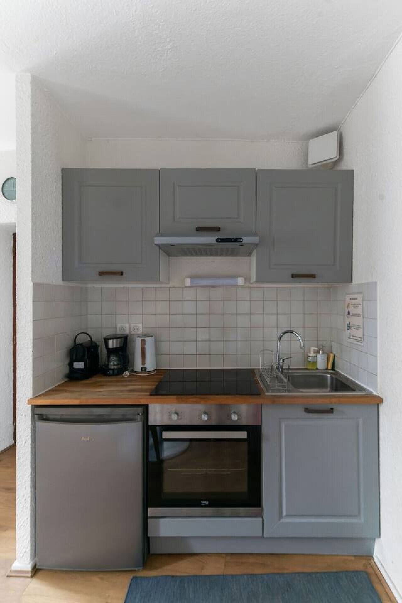 Microonde, forno, piano cottura, macchina per tè/caffè