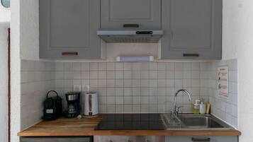 Microonde, forno, piano cottura, macchina per tè/caffè