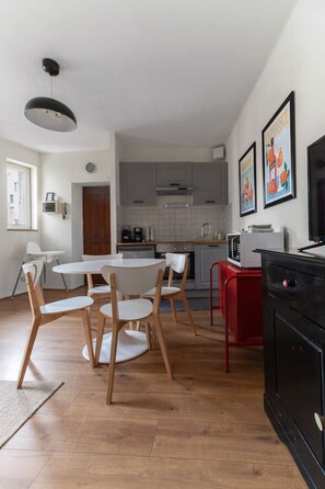 Microwave, oven, stovetop, coffee/tea maker - Appartement design et chaleureux, centre-ville (Clermont-Ferrand)