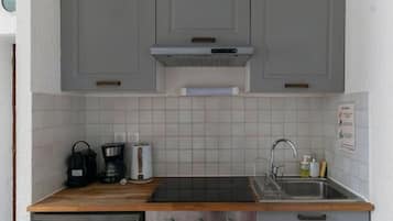 Een microgolfoven, een oven, een kookplaat