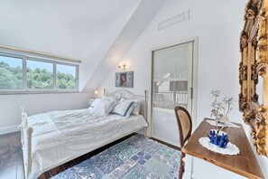 5 bedrooms, iron/ironing board, free WiFi, bed sheets