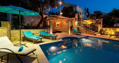 Villa Magnifique - luxury villa close to the beach for 13 guests