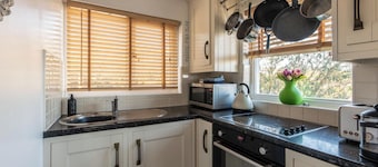 1 Bed Flat - Sleeps 2 - Pets - Balcony - Parking