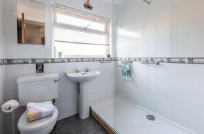 Shower, towels - 1 Bed Flat - Sleeps 2 - Pets - Balcony - Parking (Looe)