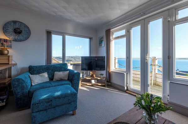 30-inch TV with digital channels - 1 Bed Flat - Sleeps 2 - Pets - Balcony - Parking (Looe)