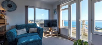 1 Bed Flat - Sleeps 2 - Pets - Balcony - Parking