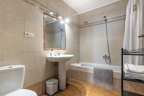 Sèche-cheveux, serviettes fournies, shampoing, papier toilette