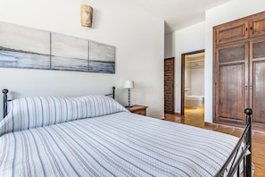 2 habitaciones, tabla de planchar con plancha y cuna de viaje 