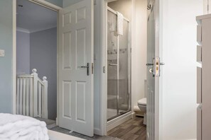 Combined shower/tub, hair dryer, towels