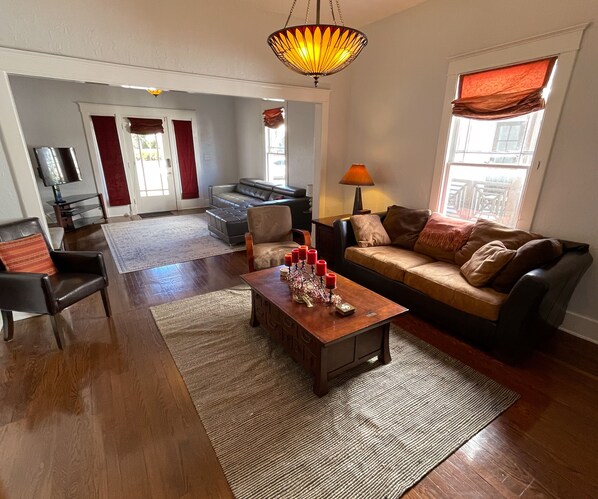 Smart TV, chimenea, reproductor de DVD y tenis de mesa 