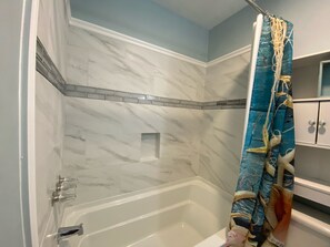 Combined shower/tub, jetted tub, hair dryer, towels