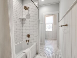 Bañera con ducha, secador de pelo, toallas