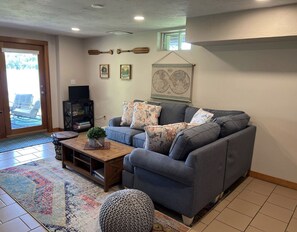 Una televisión, una chimenea