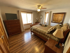 4 habitaciones, tabla de planchar con plancha, wifi y ropa de cama