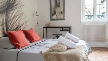 2 chambres, bureau, fer et planche à repasser, lit parapluie