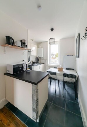 Een koelkast, een microgolfoven, een oven, een kookplaat