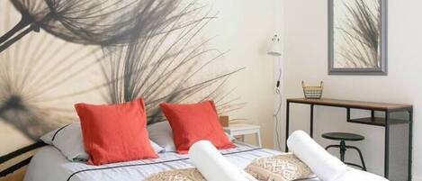 2 dormitorios, escritorio, tabla de planchar con plancha y cuna de viaje