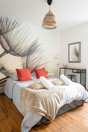 2 bedrooms, desk, iron/ironing board, travel crib