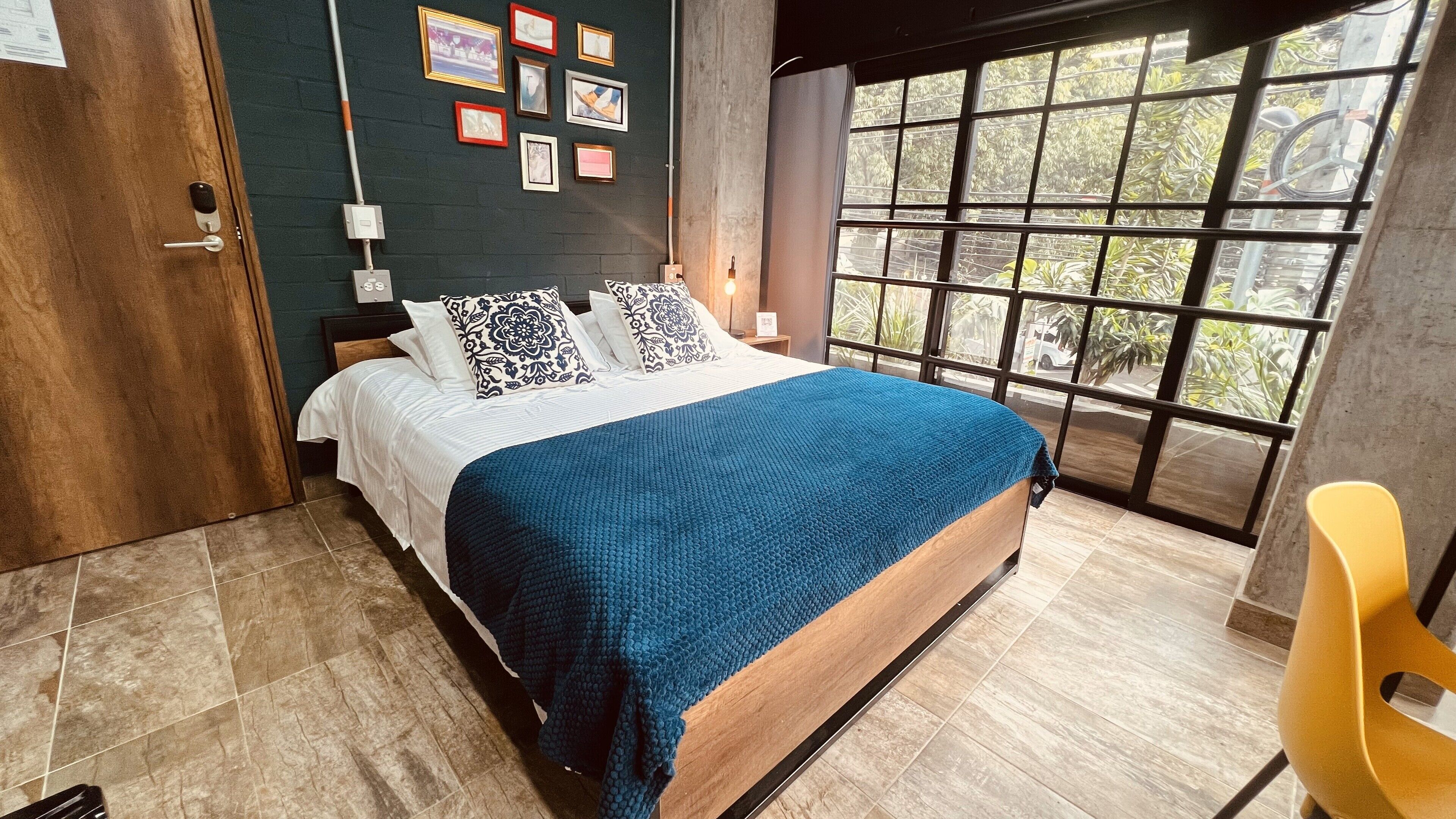 Deluxe kamer | Een minibar, een kluis op de kamer, een bureau, een laptopwerkplek