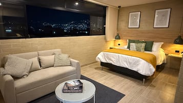 Minibar, coffres-forts dans les chambres, bureau