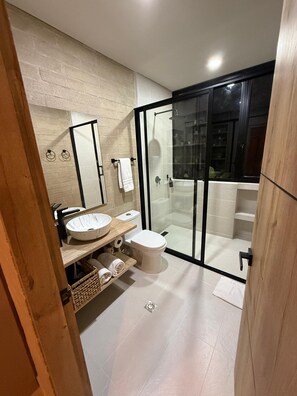 Junior Studio Suite, 1 Bedroom, Terrace, Tower | Bathroom | Free toiletries, hair dryer, towels, soap - Manila Hotel Boutique (Medellín)
