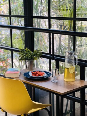 Minibar, caja de seguridad en la habitación y escritorio 