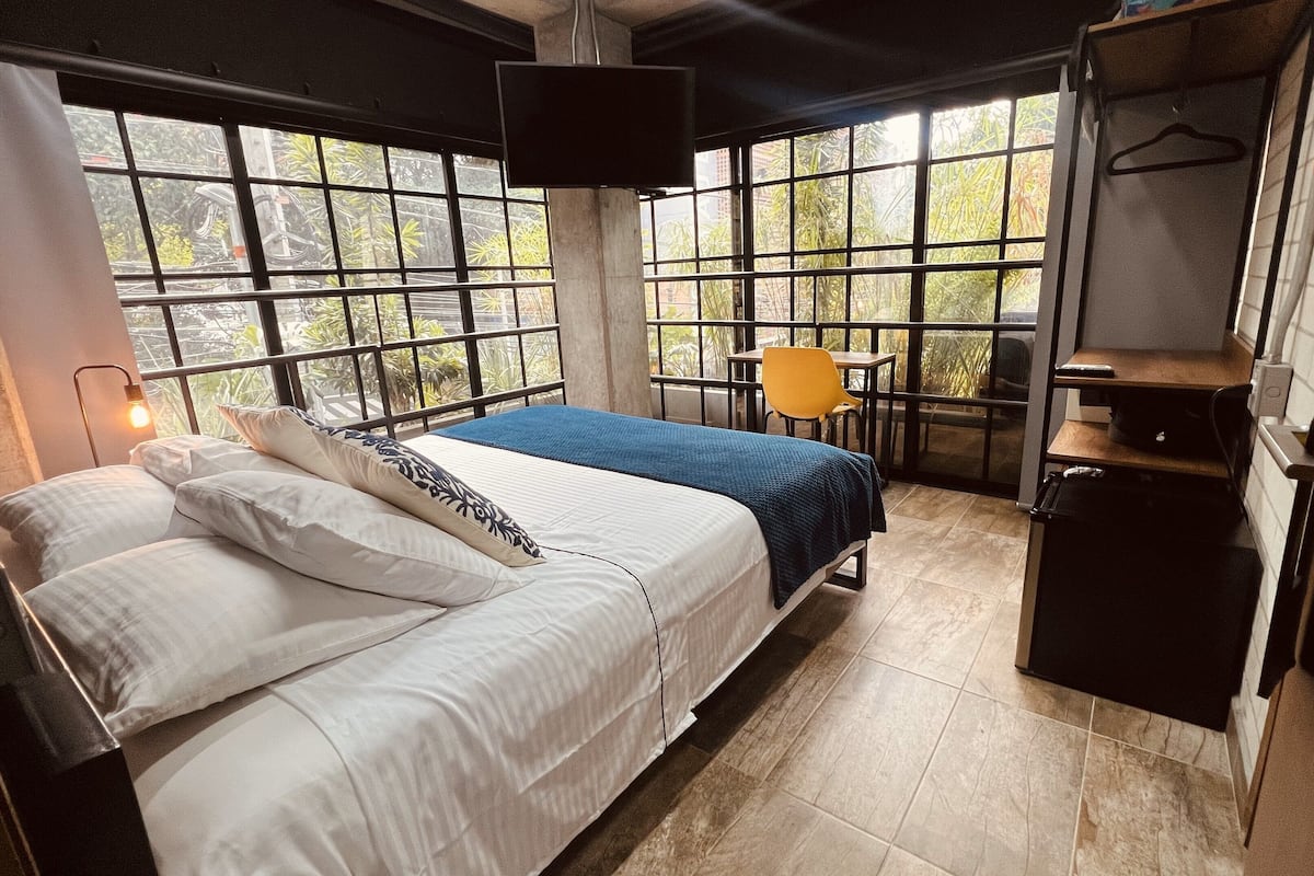 Deluxe Room | Minibar, in-room safe, desk, laptop workspace