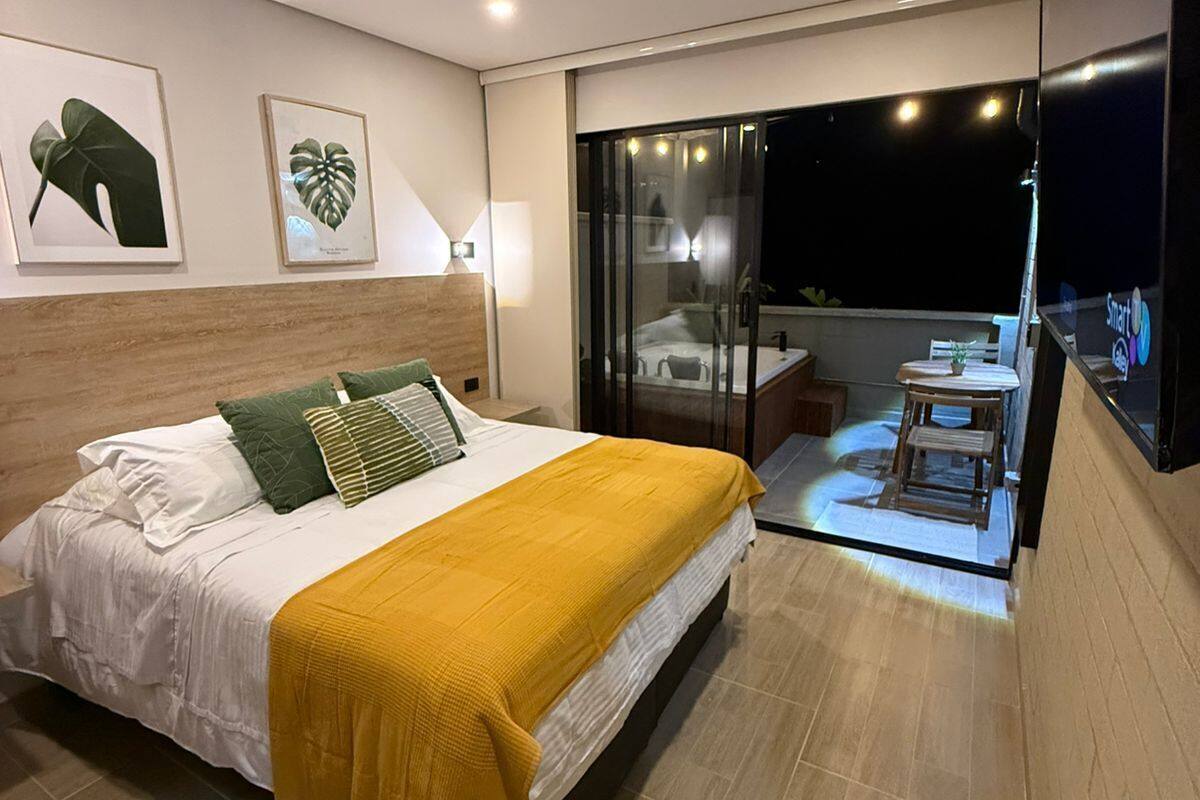 Habitación superior | 1 habitación, minibar, caja de seguridad en la habitación y escritorio