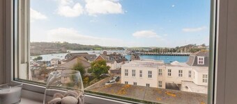 Magnificent views of Tamar and Rwy. Free Parking