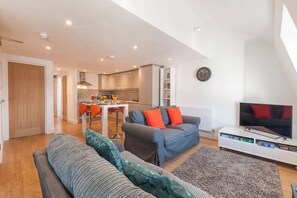 TV, books, offices - Magnificent views of Tamar and Rwy. Free Parking (Plymouth)