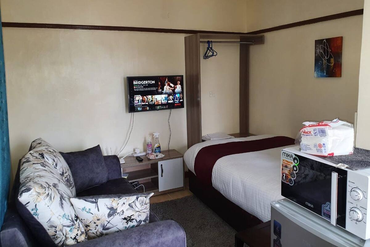 1 bedroom, Egyptian cotton sheets, premium bedding, down duvets