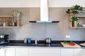 Réfrigérateur, four à micro-ondes, un four, surface de cuisson