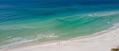 Ubicación cercana a la playa y tumbonas