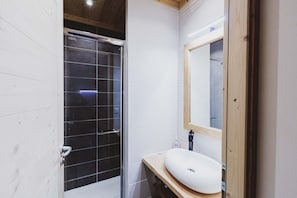 Douche, séchoir à cheveux, serviettes fournies, savon
