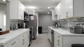 Fridge, microwave, oven, stovetop - 3-Bedroom Heated Private Pool Vacation Home just minutes from the Beach Pet (Deerfield Beach)