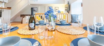 Deluxe Mews Apartment - Plymouth - Sleeps 6 - 24