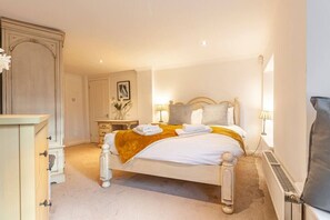 3 bedrooms, iron/ironing board, WiFi, bed sheets - Deluxe Mews Apartment - Plymouth - Sleeps 6 - 24 (Plymouth)