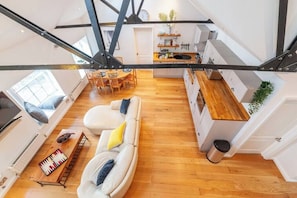 Ein modernes Loft mit Essbereich, Küche und Sitzgelegenheit.