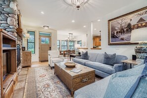 Een televisie, een open haard en een kantoor