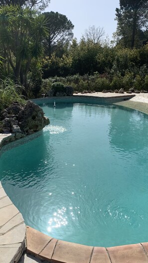 Een buitenzwembad, een verwarmd zwembad