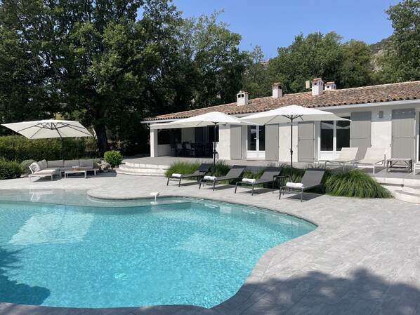 Een buitenzwembad, een verwarmd zwembad